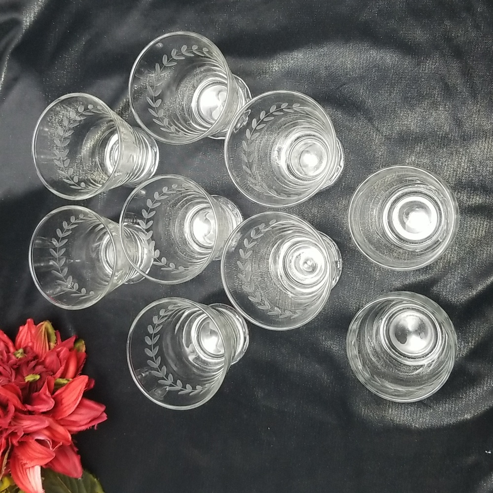 Laurel Wreath Leaf Etch Cocktail Glasses - Picture 2 of 13